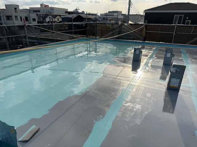 現場ブログday3：屋上から雨漏り！！シート防水の改修工事中