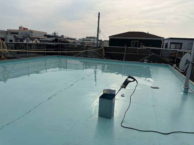 現場ブログday５：屋上から雨漏り！！シート防水の改修工事中