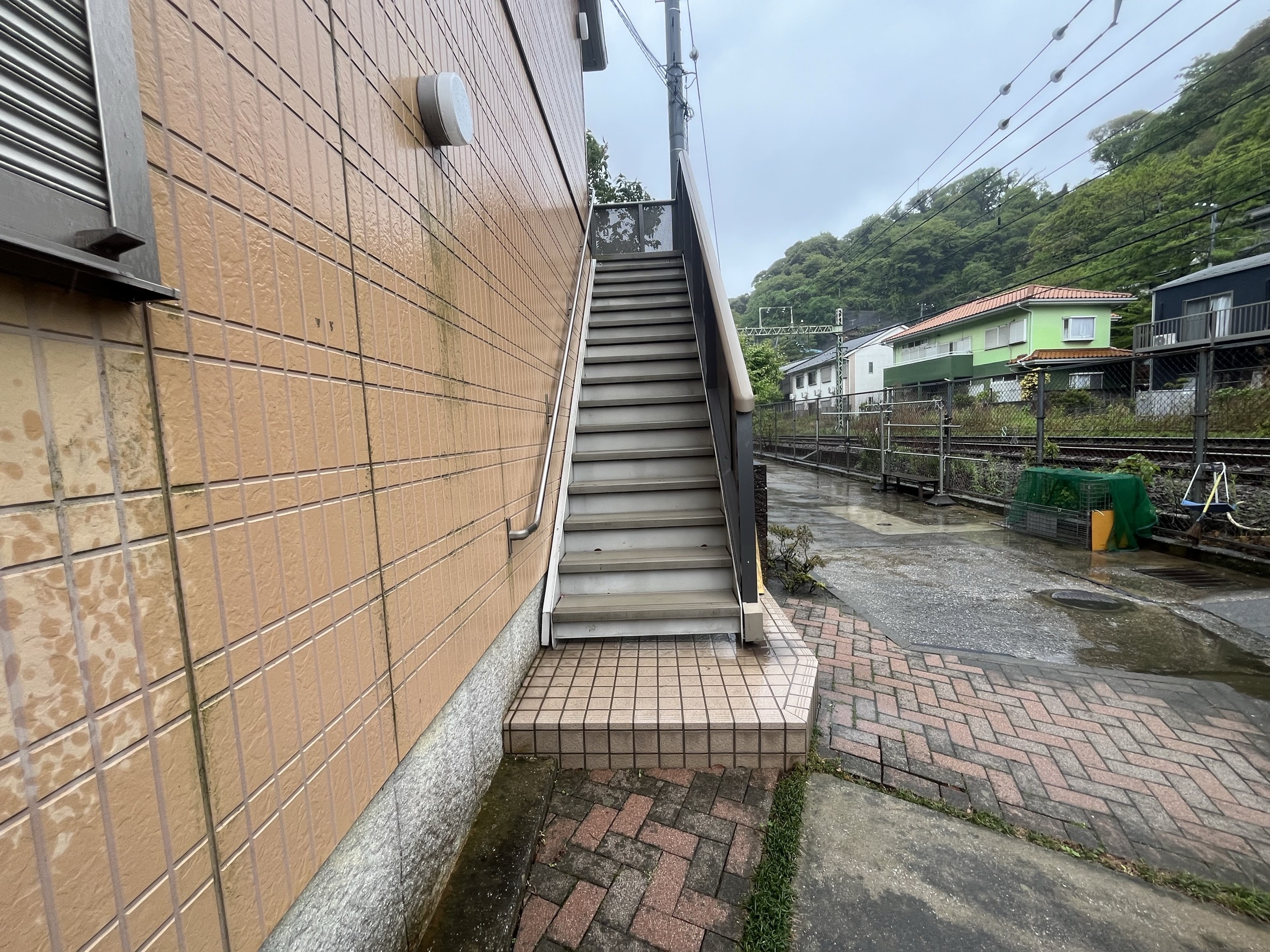 【横須賀市｜アパート雨漏り診断】軒樋ジョイント部の雨漏れと共用部の劣化チェック｜乾式目地はシーリング打ち替えへ
