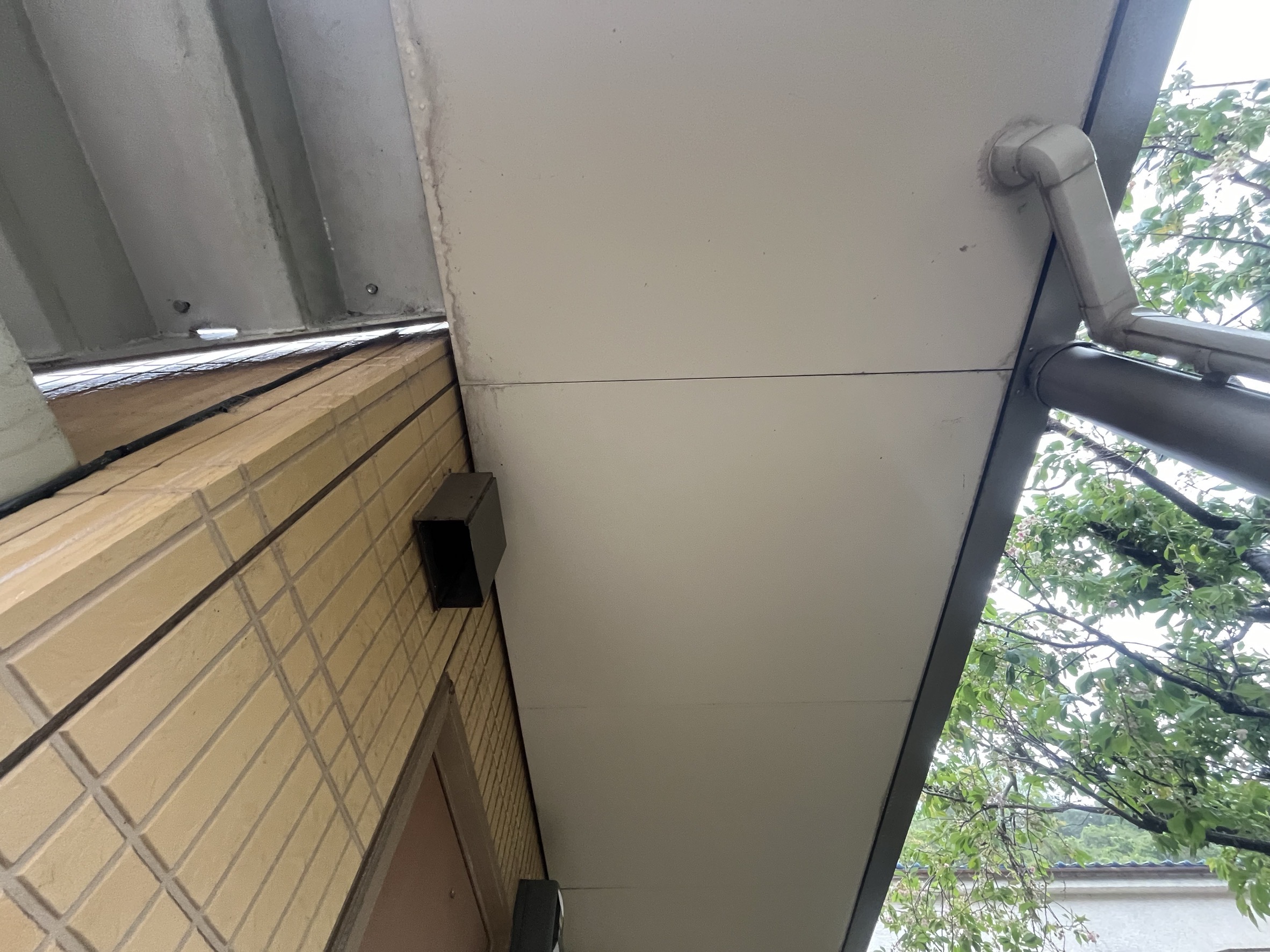 【横須賀市｜アパート雨漏り診断】軒樋ジョイント部の雨漏れと共用部の劣化チェック｜乾式目地はシーリング打ち替えへ
