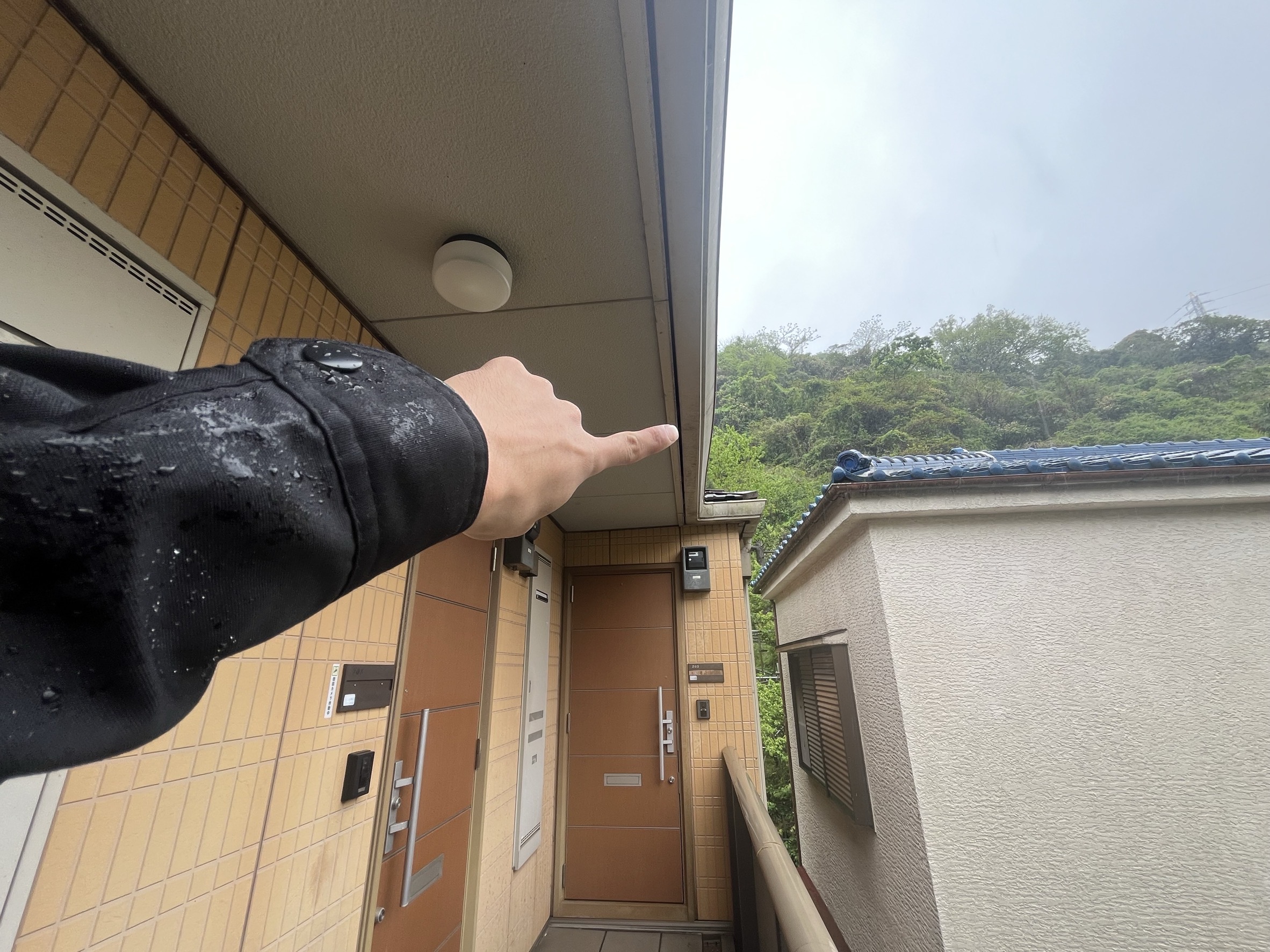 【横須賀市｜アパート雨漏り診断】軒樋ジョイント部の雨漏れと共用部の劣化チェック｜乾式目地はシーリング打ち替えへ