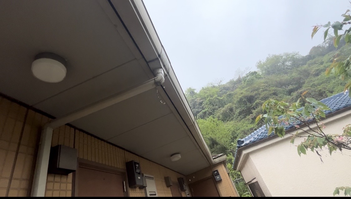 【横須賀市｜アパート雨漏り診断】軒樋ジョイント部の雨漏れと共用部の劣化チェック｜乾式目地はシーリング打ち替えへ