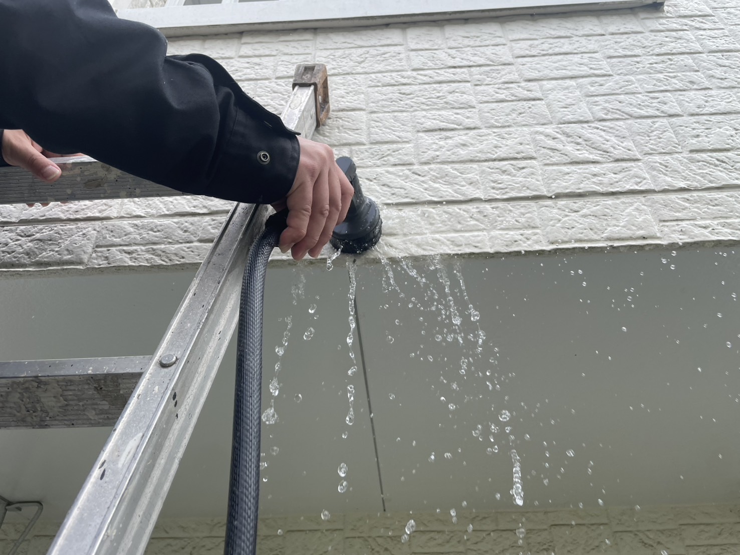 【第一回｜雨漏り専用シリーズ】  【横浜市｜雨漏り初期症状とは？】外壁や天井に現れる見逃せないサインをプロが解説！
