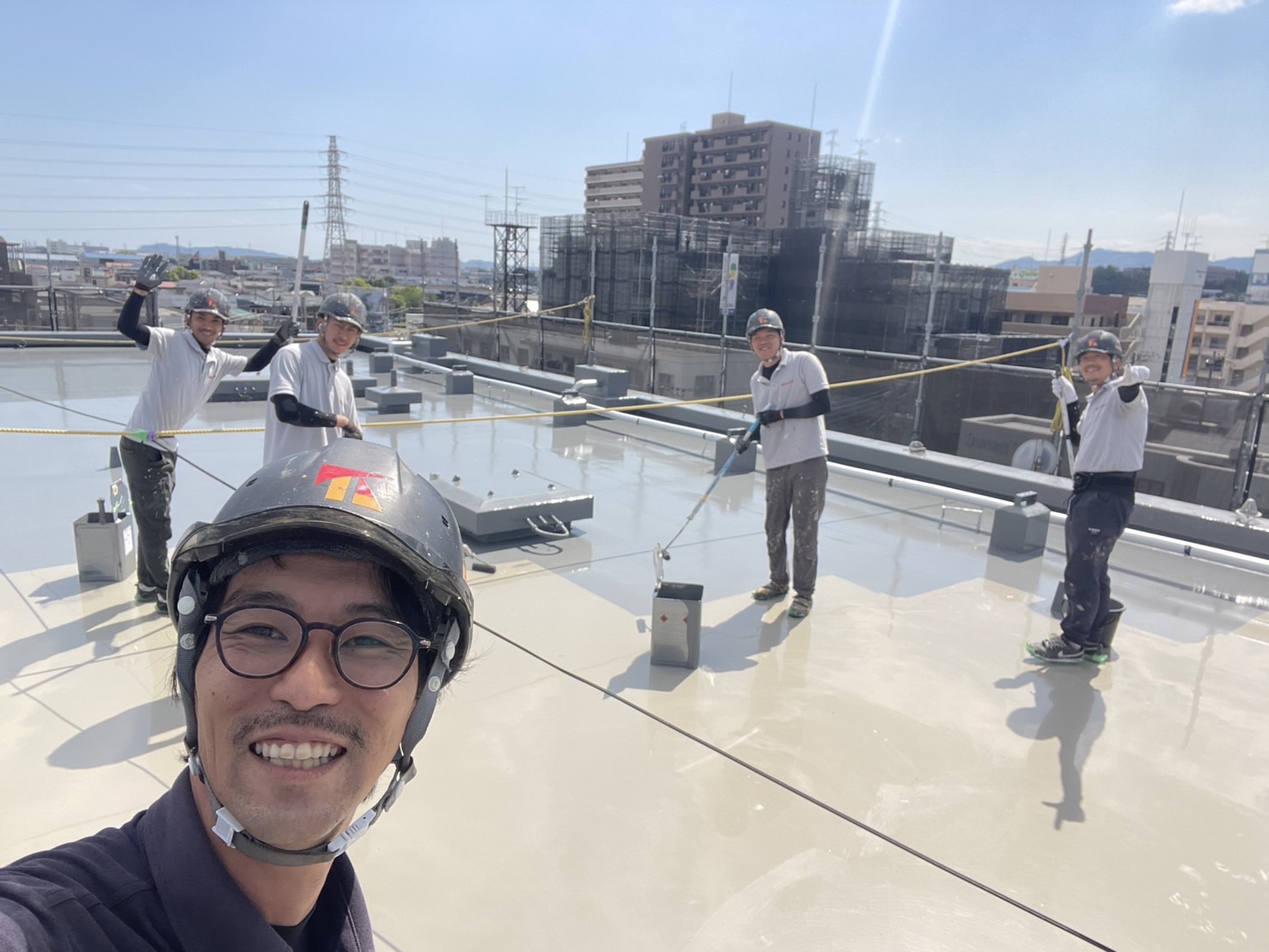 山下レポート！厚木市｜大規模修繕工事｜屋上ウレタン防水トップコート仕上げ中！職人5名が揃って施工するチーム力の現場