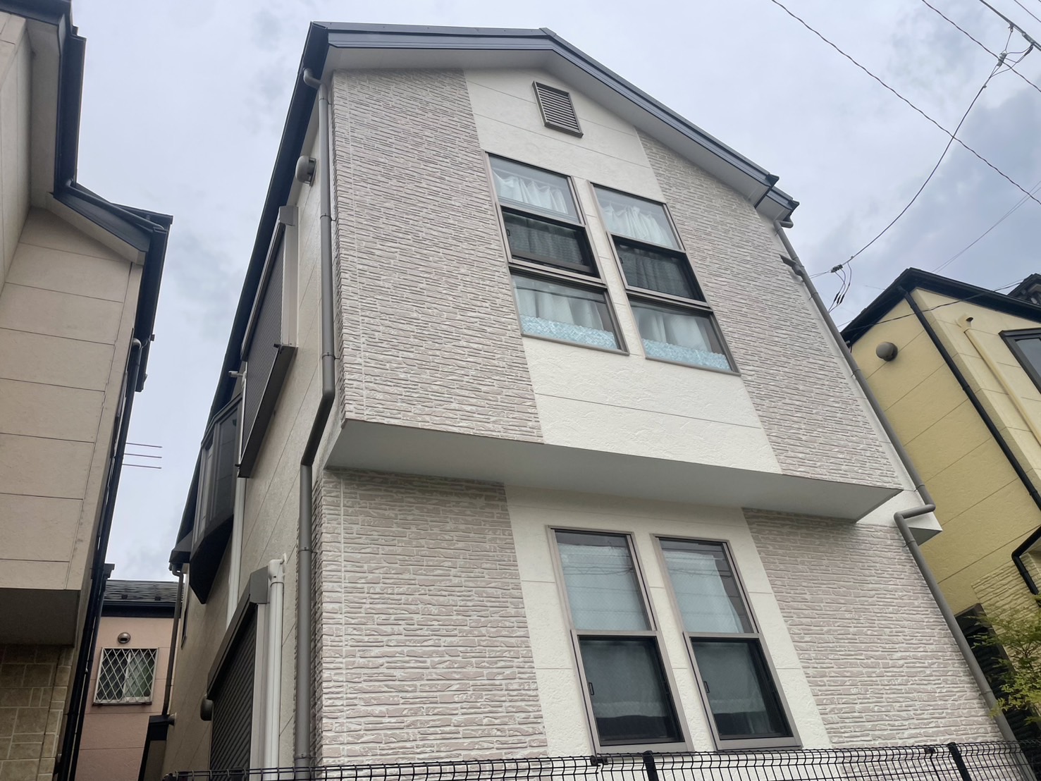 山下レポート！川崎市高津区｜2年点検｜ガルテクト屋根＋スーパーセランダブルトーン外壁は今も美観・耐久性ともに抜群
