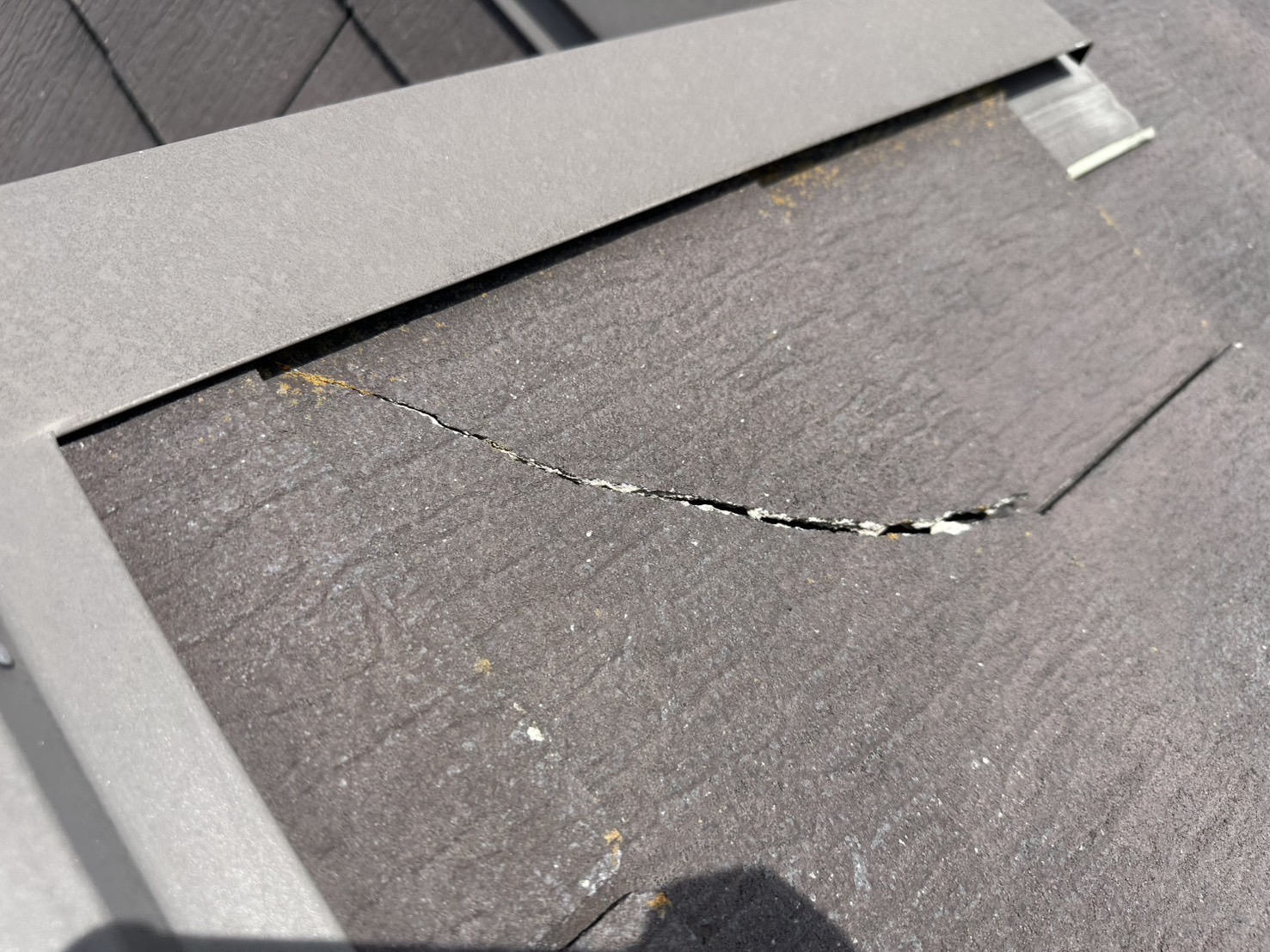 山下レポート！【横浜市緑区青砥町】外壁リシンのひび割れ＆屋根コロニアルクァッドの劣化を調査｜塗装工事前の現地診断