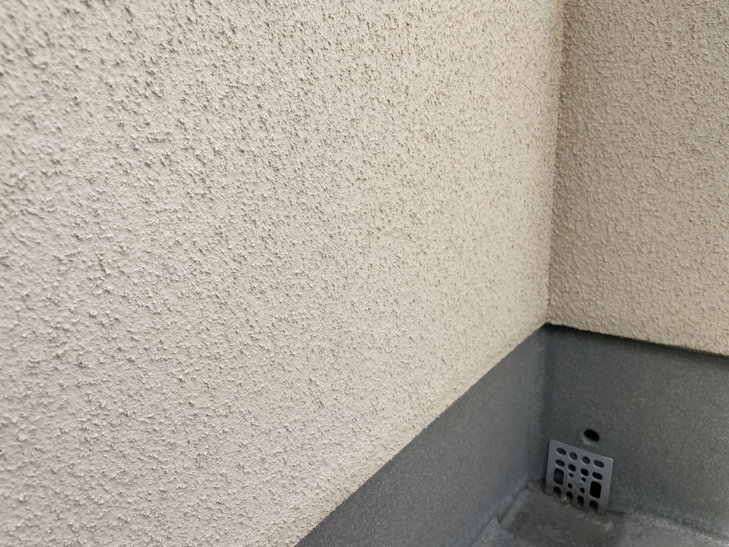 山下レポート！【横浜市緑区青砥町】外壁リシンのひび割れ＆屋根コロニアルクァッドの劣化を調査｜塗装工事前の現地診断