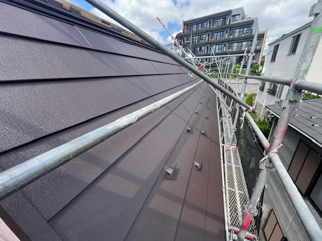 【文京区｜屋根カバー工法の完了検査】ガルテクト（シェイドブラウン）仕上げの耐久屋根をチェック！