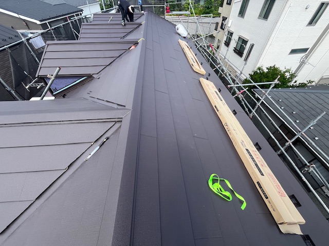 【文京区｜屋根カバー工法の完了検査】ガルテクト（シェイドブラウン）仕上げの耐久屋根をチェック！
