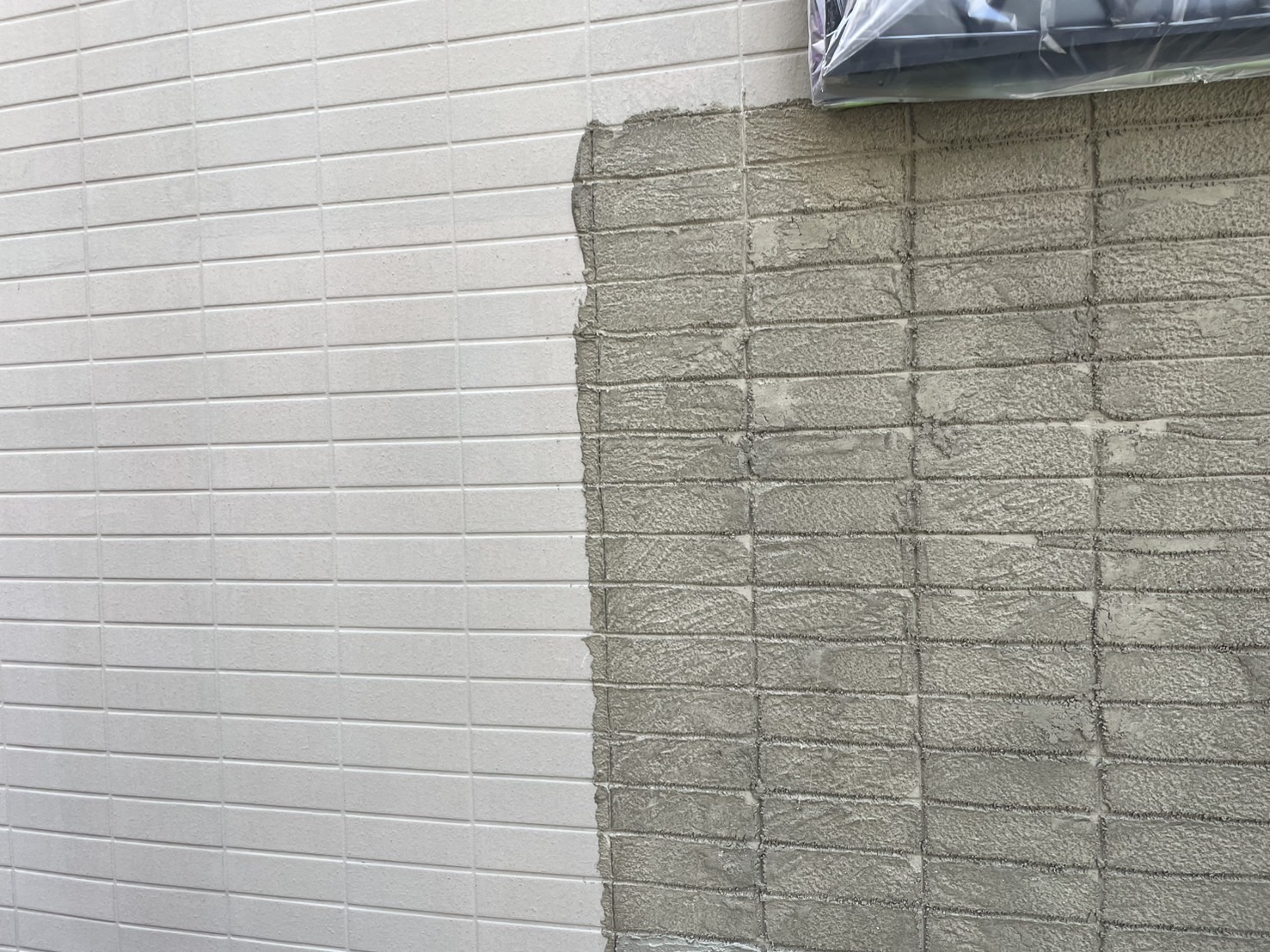 山下レポート！【大田区池上｜外壁デザイン塗装】タイル調外壁に下地処理＋モルタル造形で美観と耐久性を両立！塗装職人の手仕事をご紹介｜施工中レポート
