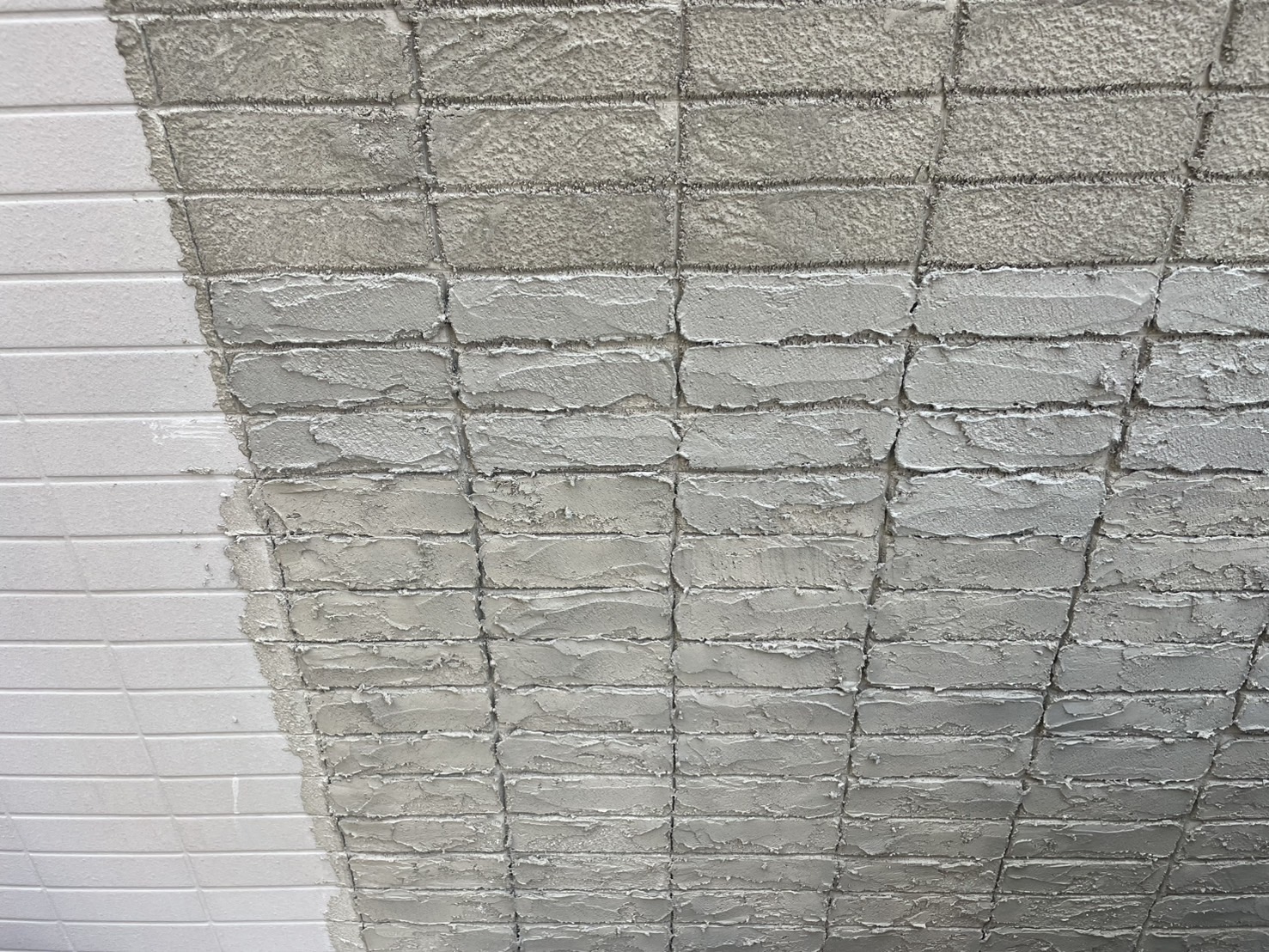 山下レポート！【大田区池上｜外壁デザイン塗装】タイル調外壁に下地処理＋モルタル造形で美観と耐久性を両立！塗装職人の手仕事をご紹介｜施工中レポート