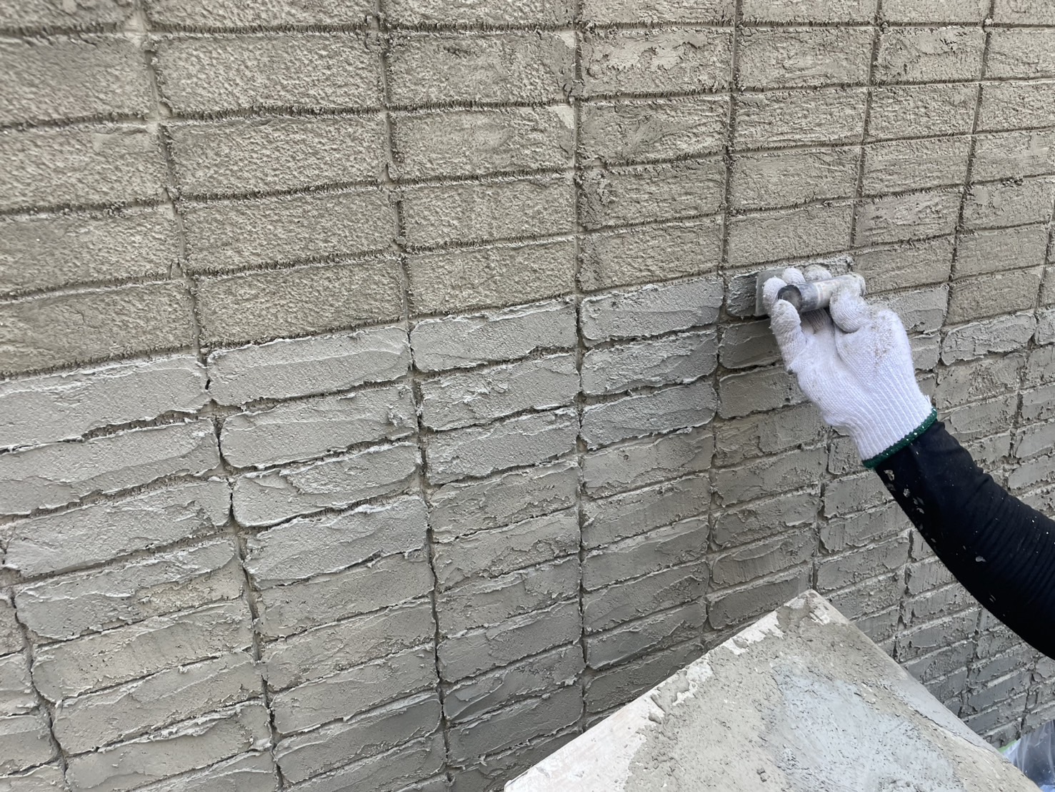 山下レポート！【大田区池上｜外壁デザイン塗装】タイル調外壁に下地処理＋モルタル造形で美観と耐久性を両立！塗装職人の手仕事をご紹介｜施工中レポート