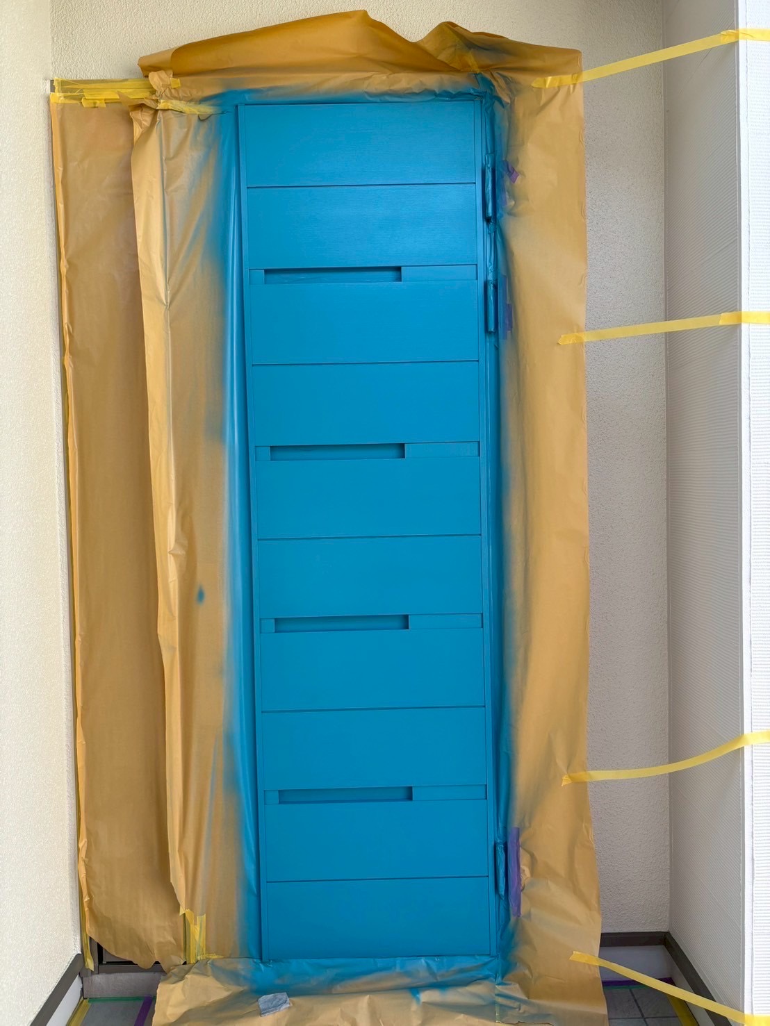 【横浜市旭区｜玄関扉リペア塗装】現場でお客様と調色した特注色シアンブルー調！屋根外壁塗装と合わせてフルリニューアル｜吹付仕上げで美観復活