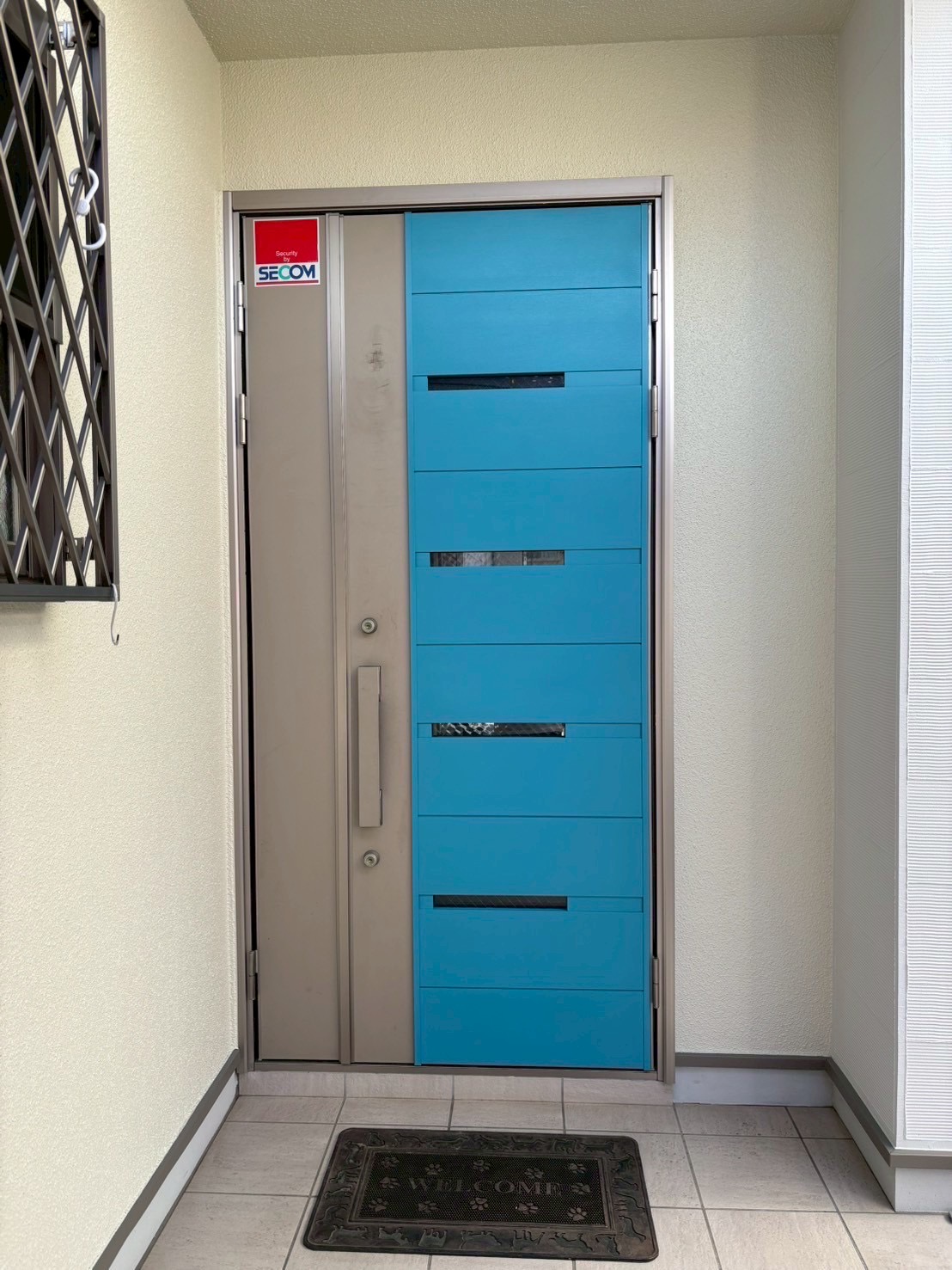 【横浜市旭区｜玄関扉リペア塗装】現場でお客様と調色した特注色シアンブルー調！屋根外壁塗装と合わせてフルリニューアル｜吹付仕上げで美観復活