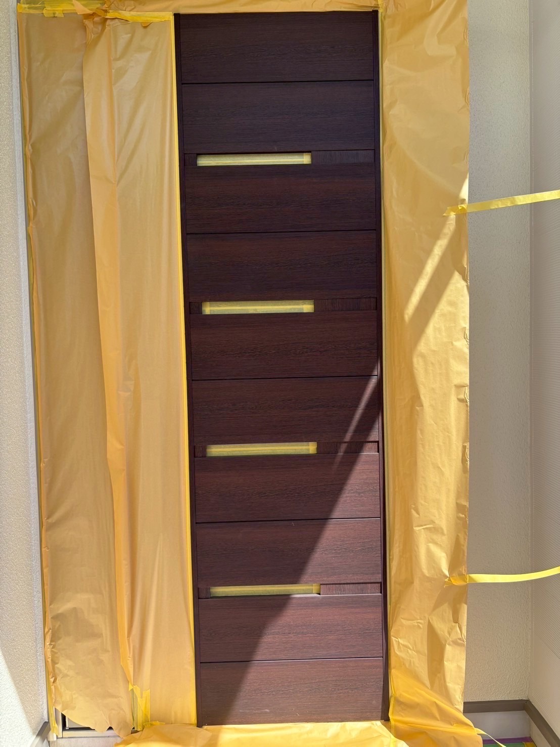 【横浜市旭区｜玄関扉リペア塗装】現場でお客様と調色した特注色シアンブルー調！屋根外壁塗装と合わせてフルリニューアル｜吹付仕上げで美観復活