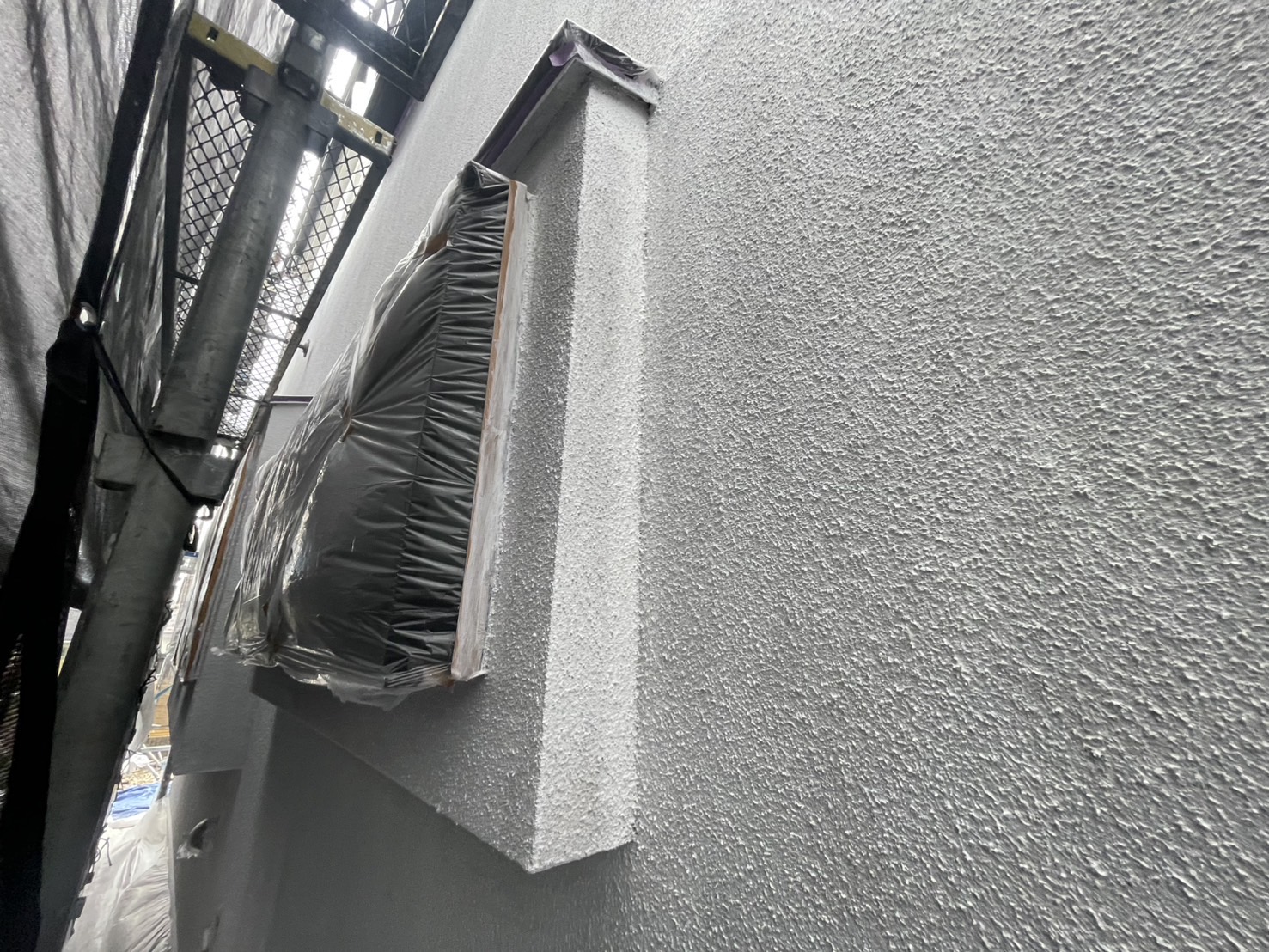 山下レポート！横浜市南区永田北｜外壁中間検査を実施！キクスイFフィラー下塗り後、中塗り進行中｜藤田職長担当現場（屋根重ね・外壁付帯塗装工事）