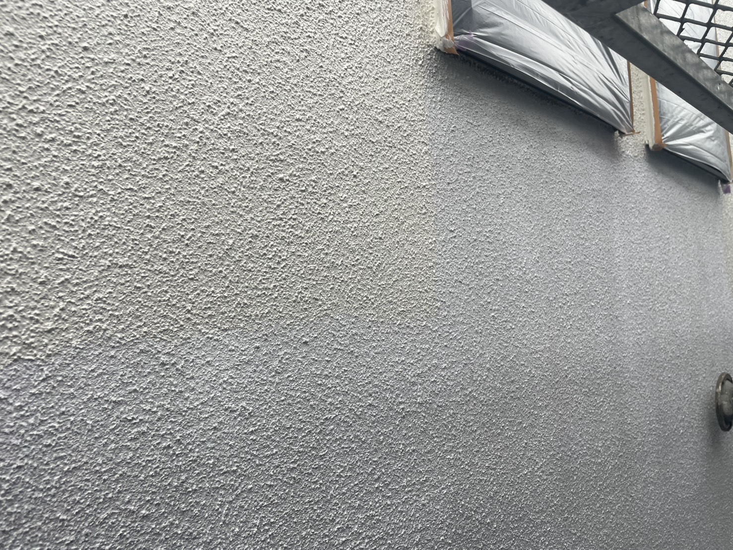 山下レポート！横浜市南区永田北｜外壁中間検査を実施！キクスイFフィラー下塗り後、中塗り進行中｜藤田職長担当現場（屋根重ね・外壁付帯塗装工事）