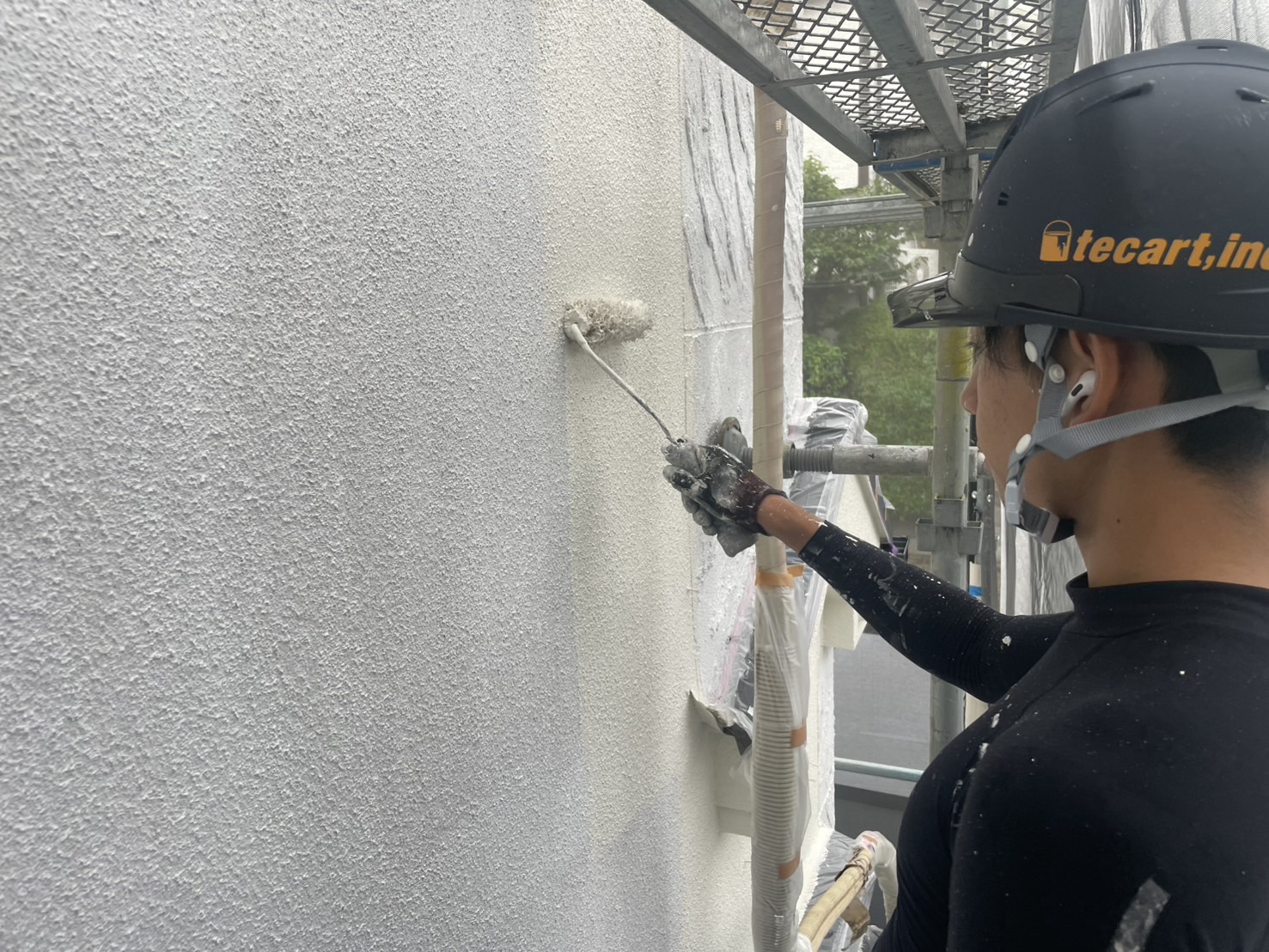 山下レポート！横浜市南区永田北｜外壁中間検査を実施！キクスイFフィラー下塗り後、中塗り進行中｜藤田職長担当現場（屋根重ね・外壁付帯塗装工事）