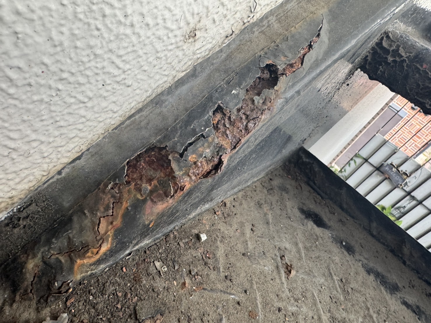 【横浜市港北区｜鉄骨階段の錆びと穴あき劣化を発見！屋根外壁付帯部の現場調査レポート】