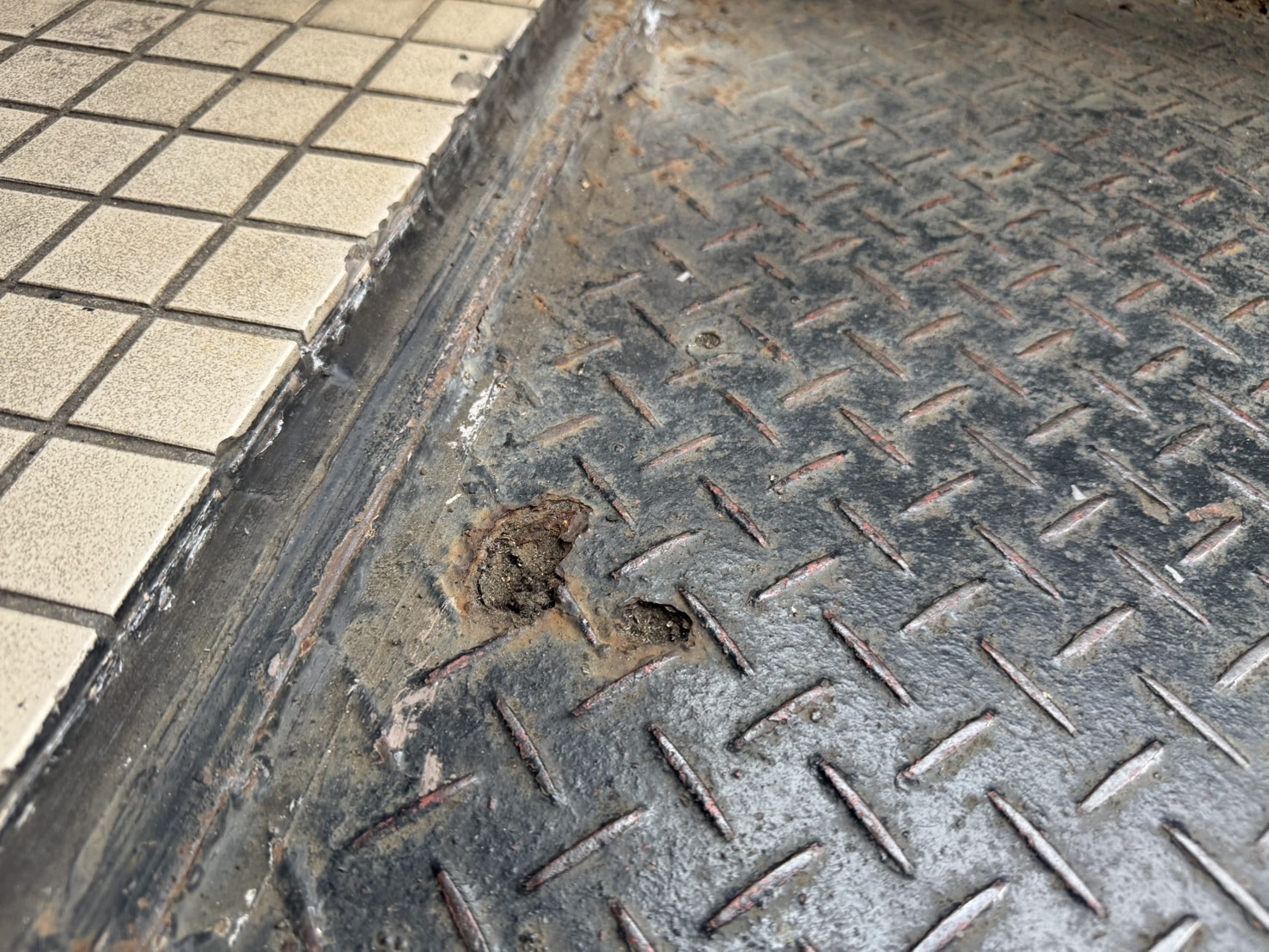 【横浜市港北区｜鉄骨階段の錆びと穴あき劣化を発見！屋根外壁付帯部の現場調査レポート】