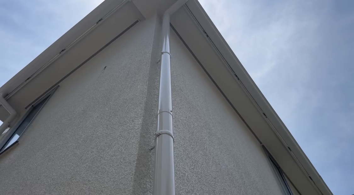 【横浜市青葉区｜外壁塗装から1年点検】ロイヤルシリコン三分艶仕上げの美しさと耐久性を確認！付帯部・ウッドデッキ・雨漏れも含めて全体チェック