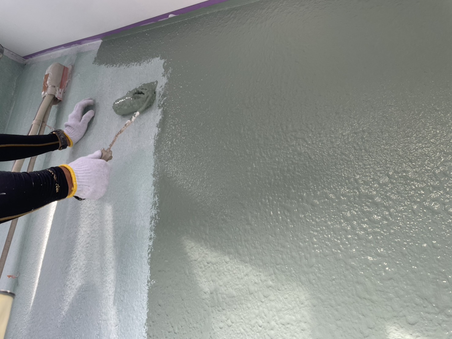 【横須賀市長沢｜外壁クラック補修・下塗り・中塗り】スプリングコート＋ダイナミックフィラー＋ダイナミックトップで仕上げる安心の3工程施工（KP-368）