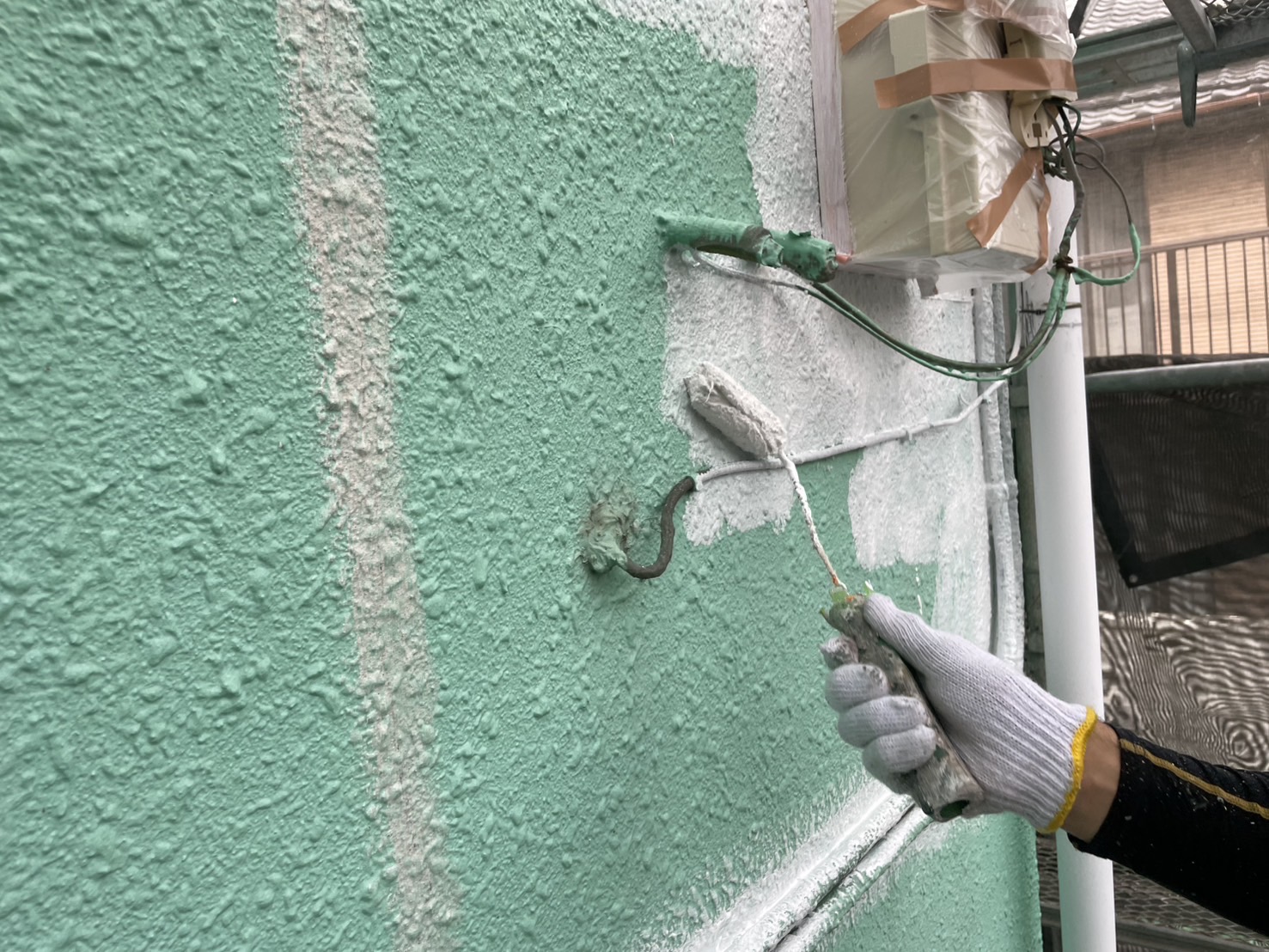 【横須賀市長沢｜外壁クラック補修・下塗り・中塗り】スプリングコート＋ダイナミックフィラー＋ダイナミックトップで仕上げる安心の3工程施工（KP-368）