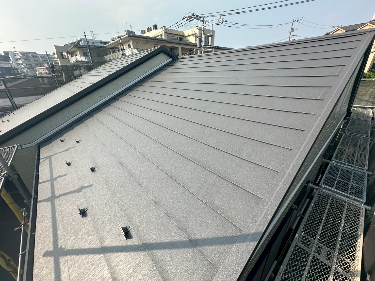 【横浜市神奈川区｜屋根葺き替え完了検査レポート】ブルック瓦からスーパーガルテクトへ！高耐久＆軽量屋根材で安心の仕上がり（シェイドチャコール）