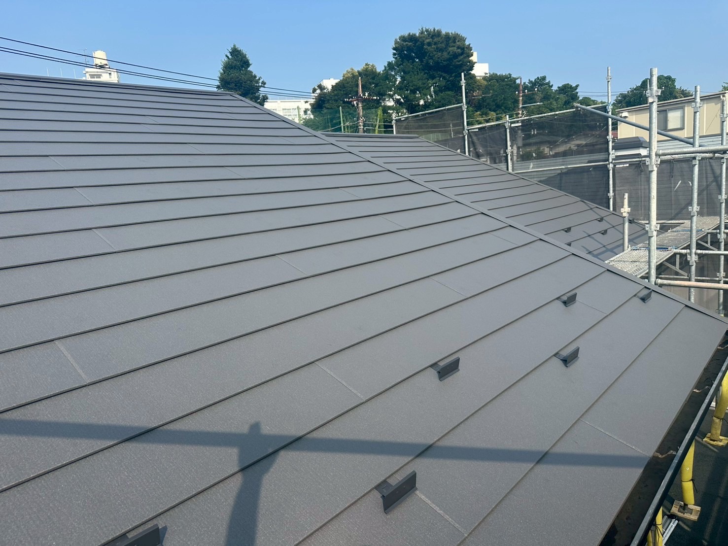 【横浜市神奈川区｜屋根葺き替え完了検査レポート】ブルック瓦からスーパーガルテクトへ！高耐久＆軽量屋根材で安心の仕上がり（シェイドチャコール）