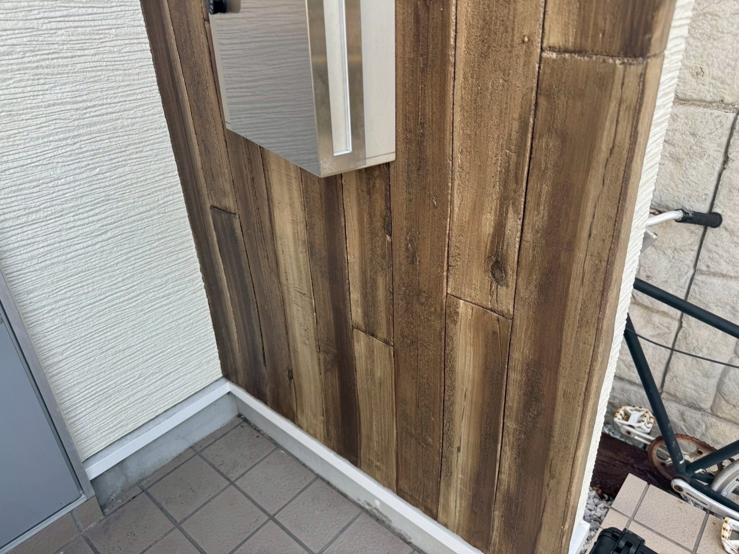横浜市旭区｜玄関木目デザイン塗装の1年点検｜モルタル造形の経年変化をチェックしました！