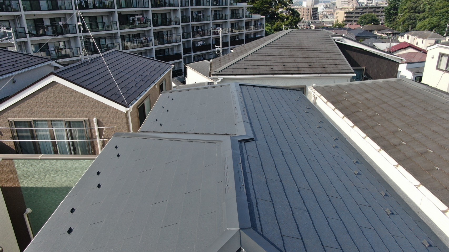 川崎市多摩区｜外壁塗装・屋根塗装の一年点検｜ダイナミックトップKP221/KP379×ダイナミックルーフ（カーボングレー）／付帯はセミフロンN-90白