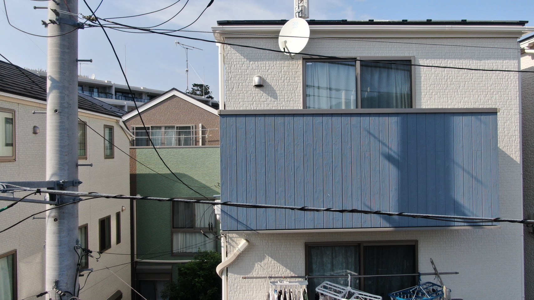 川崎市多摩区｜外壁塗装・屋根塗装の一年点検｜ダイナミックトップKP221/KP379×ダイナミックルーフ（カーボングレー）／付帯はセミフロンN-90白