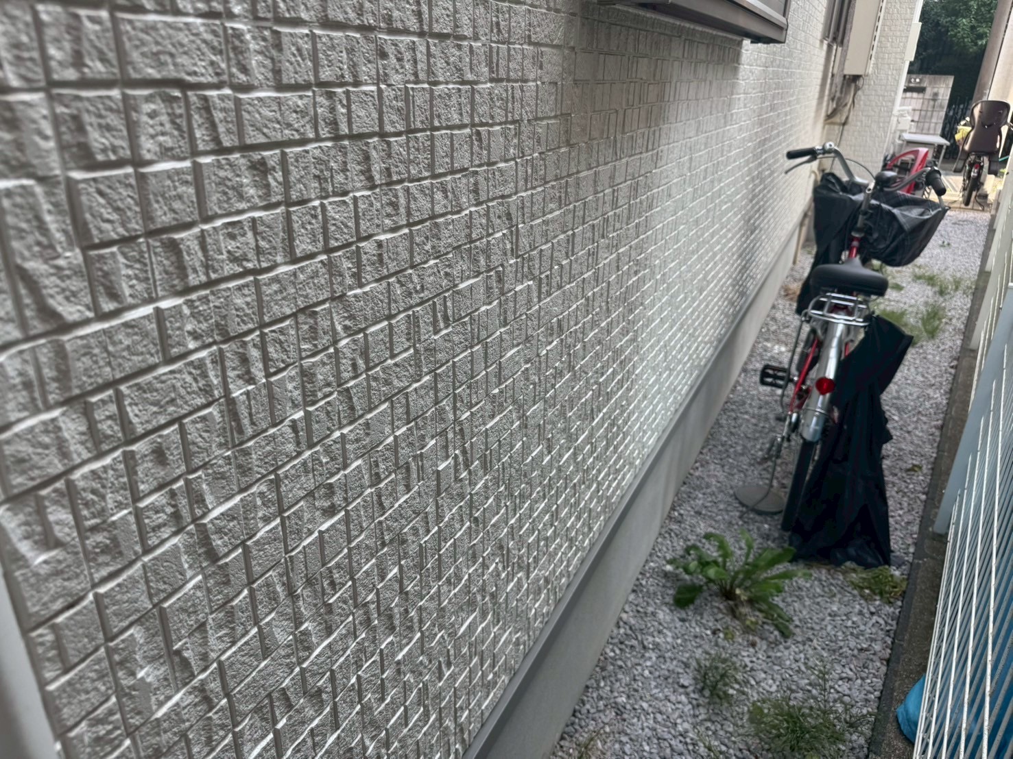 川崎市多摩区｜外壁塗装・屋根塗装の一年点検｜ダイナミックトップKP221/KP379×ダイナミックルーフ（カーボングレー）／付帯はセミフロンN-90白