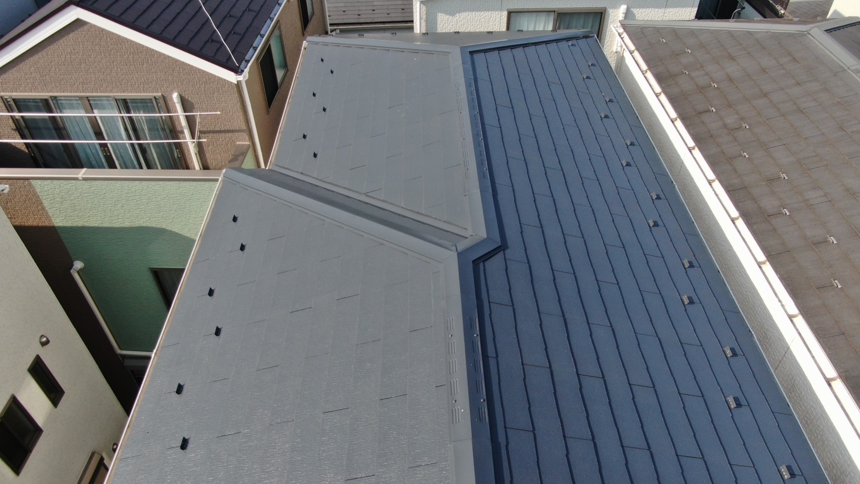 川崎市多摩区｜外壁塗装・屋根塗装の一年点検｜ダイナミックトップKP221/KP379×ダイナミックルーフ（カーボングレー）／付帯はセミフロンN-90白