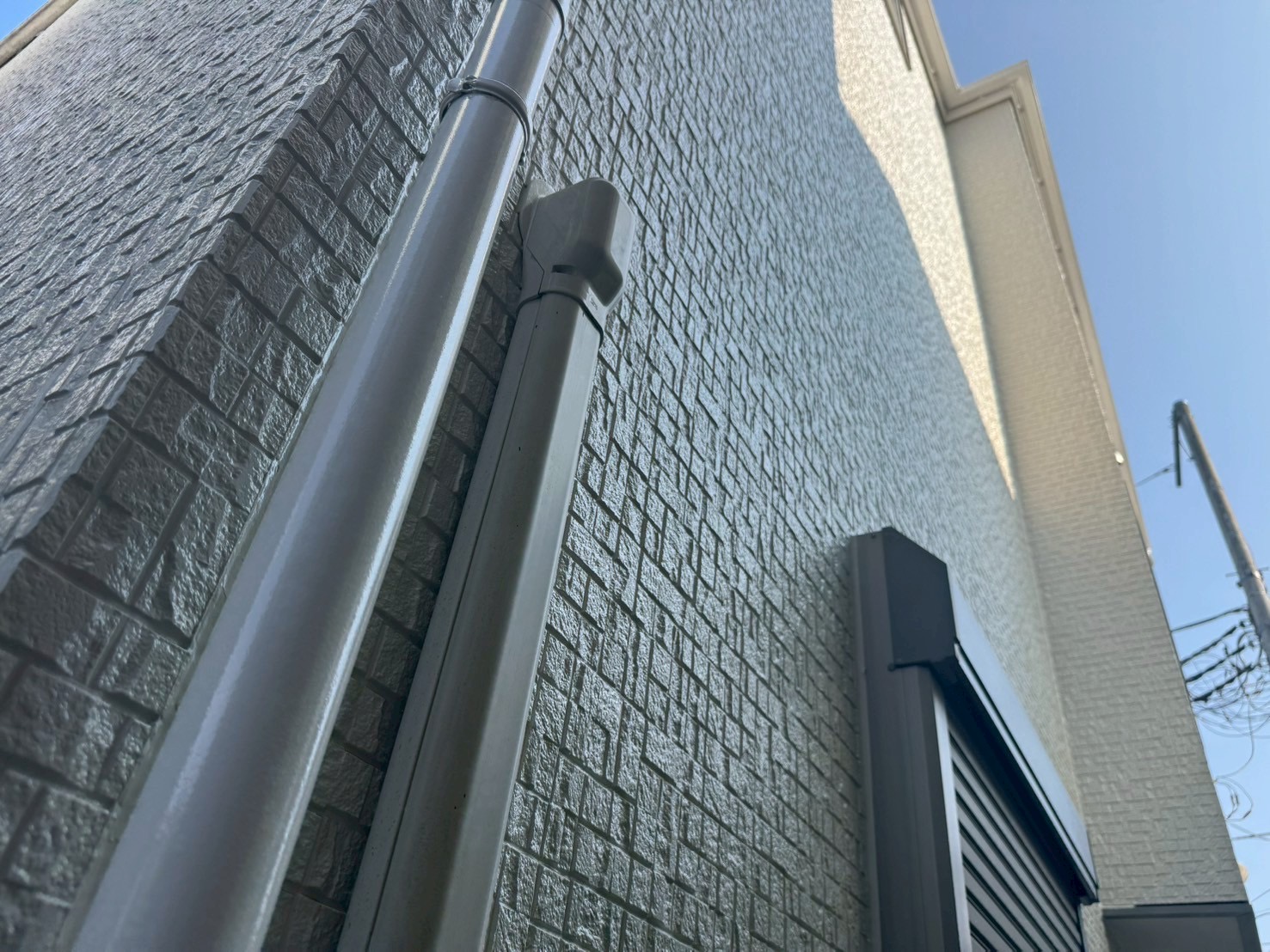 川崎市多摩区｜外壁塗装・屋根塗装の一年点検｜ダイナミックトップKP221/KP379×ダイナミックルーフ（カーボングレー）／付帯はセミフロンN-90白