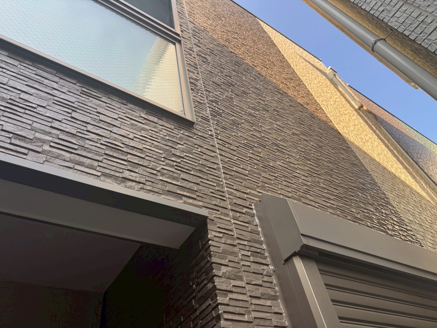 横浜市旭区｜付帯部はセミフロンマイルドN-90白・鉄部はステンカラー仕上げ｜外壁塗装点検レポート