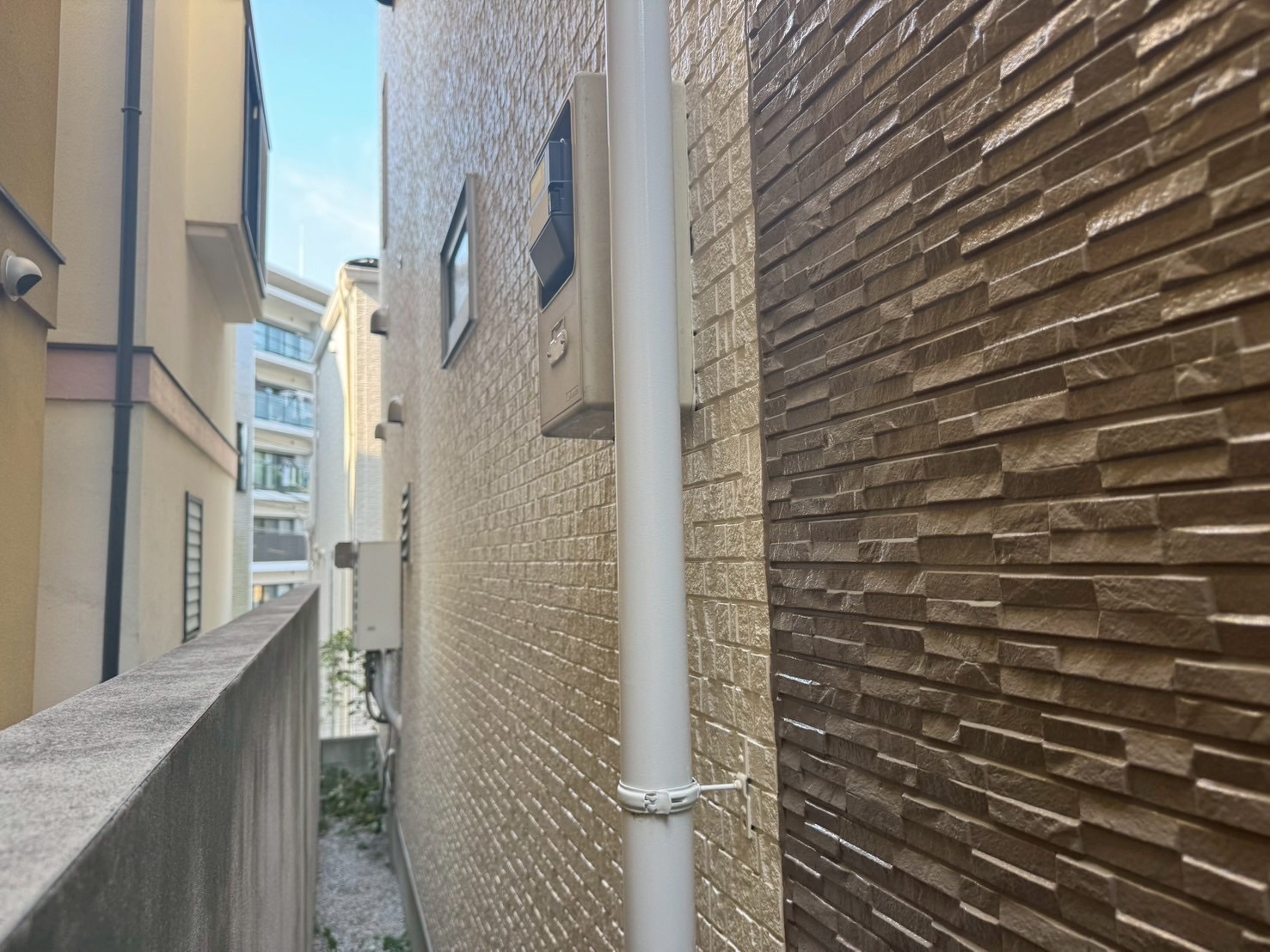 横浜市旭区｜付帯部はセミフロンマイルドN-90白・鉄部はステンカラー仕上げ｜外壁塗装点検レポート