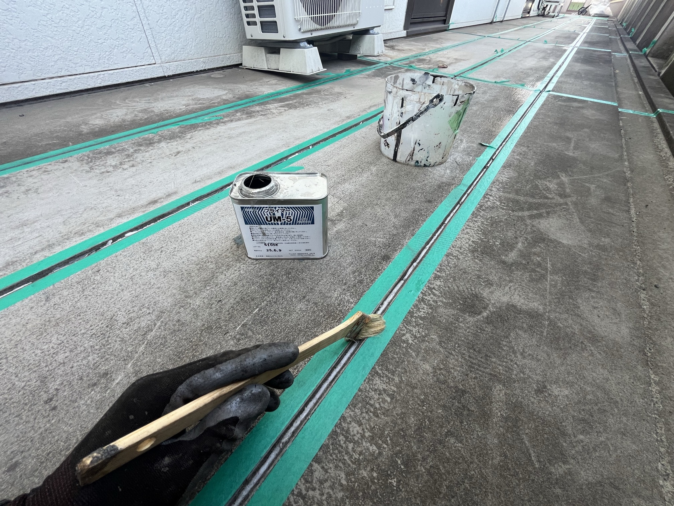 【横浜市旭区｜アパート床シーリング交換工事】耐久性を高める土間目地専用シーリング材・サンスター技研・PU979使用｜