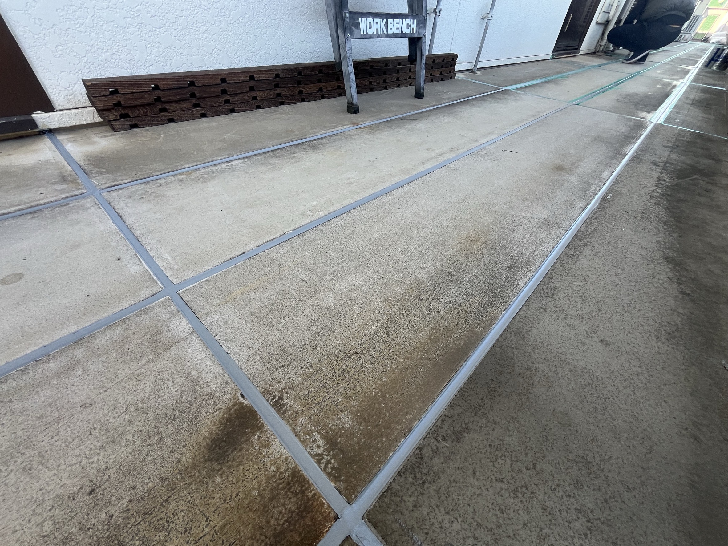 【横浜市旭区｜アパート床シーリング交換工事】耐久性を高める土間目地専用シーリング材・サンスター技研・PU979使用｜