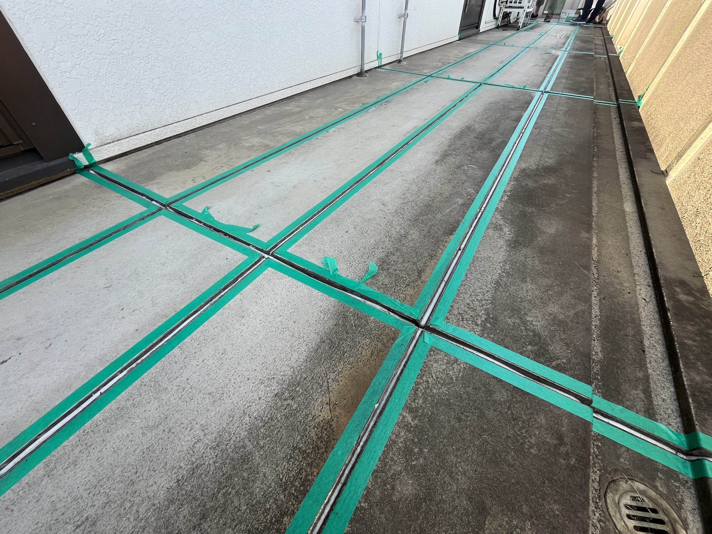 【横浜市旭区｜アパート床シーリング交換工事】耐久性を高める土間目地専用シーリング材・サンスター技研・PU979使用｜