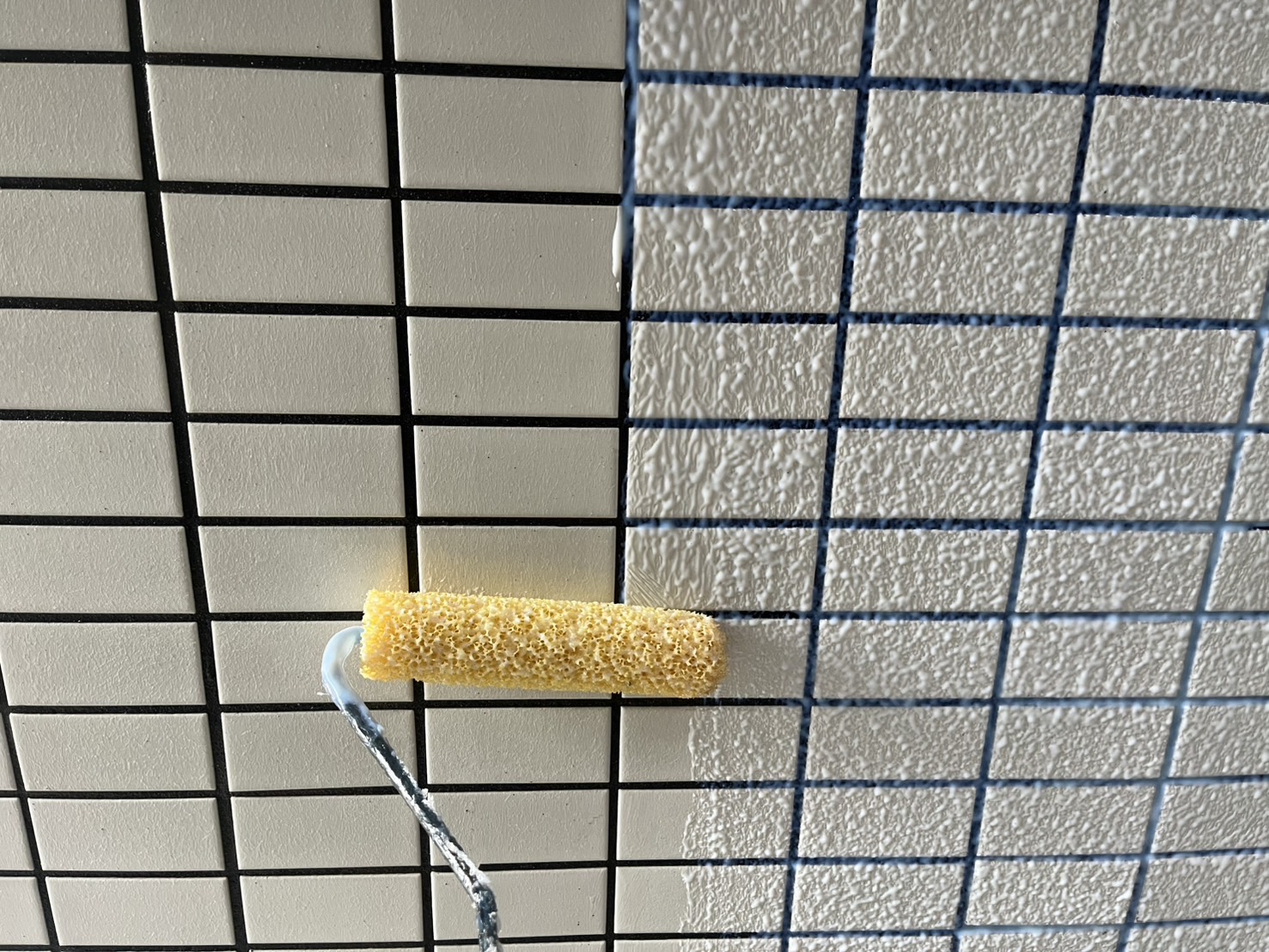 【相模原市｜セブンS中塗り施工】耐候性と仕上がりを高める外壁塗装工程・タイル塗装