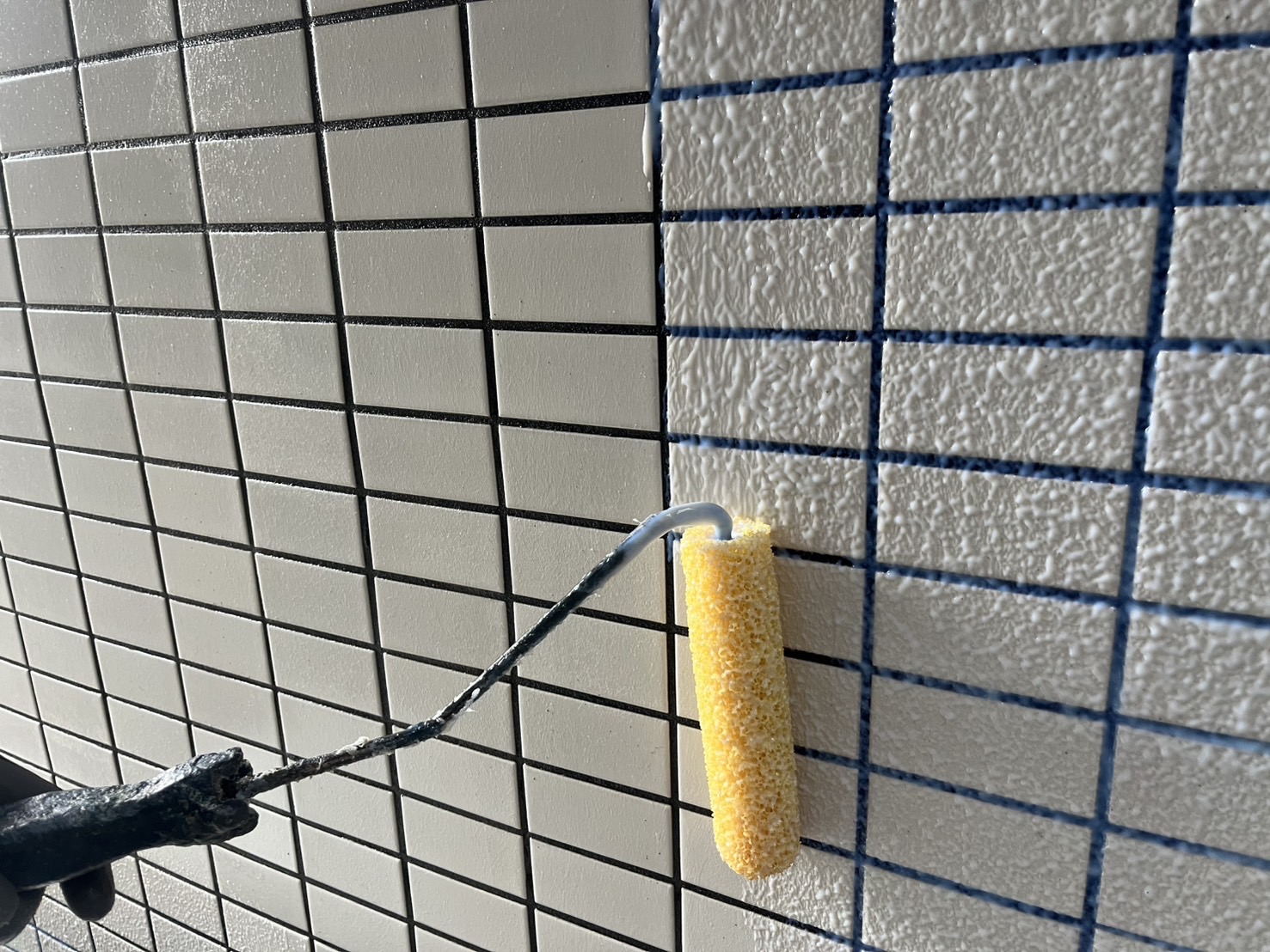 【相模原市｜セブンS中塗り施工】耐候性と仕上がりを高める外壁塗装工程・タイル塗装