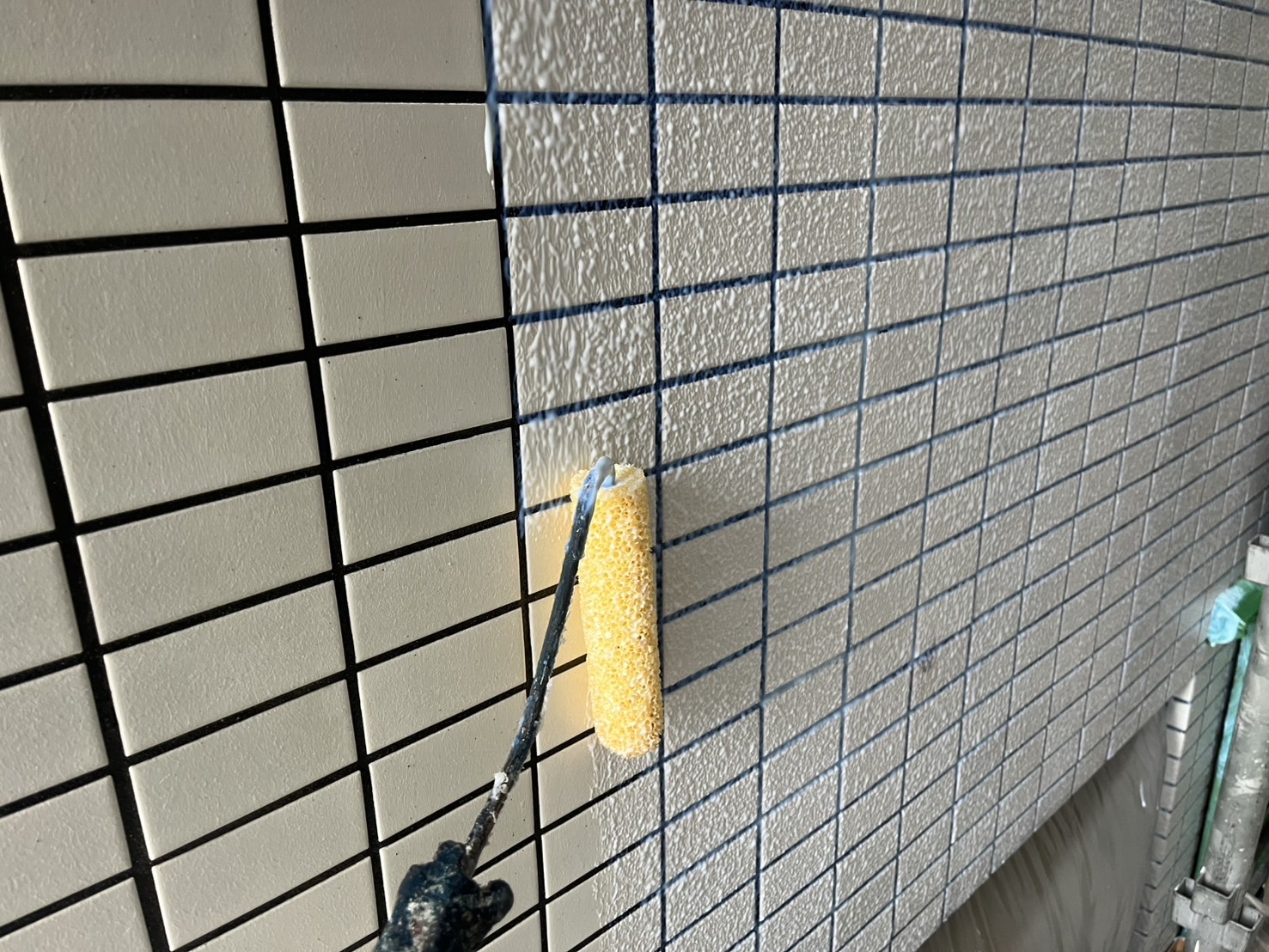 【相模原市｜セブンS中塗り施工】耐候性と仕上がりを高める外壁塗装工程・タイル塗装