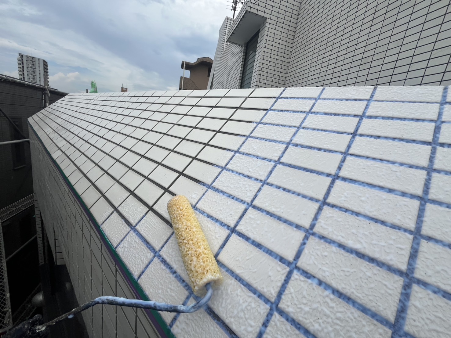 【相模原市｜セブンS中塗り施工】耐候性と仕上がりを高める外壁塗装工程・タイル塗装