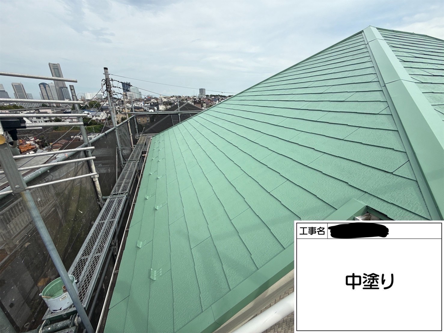 【横浜市西区｜集合住宅の屋根塗装】SPパワーサーモFライトグリーンで遮熱＆美観アップ！中塗り・上塗りの2工程