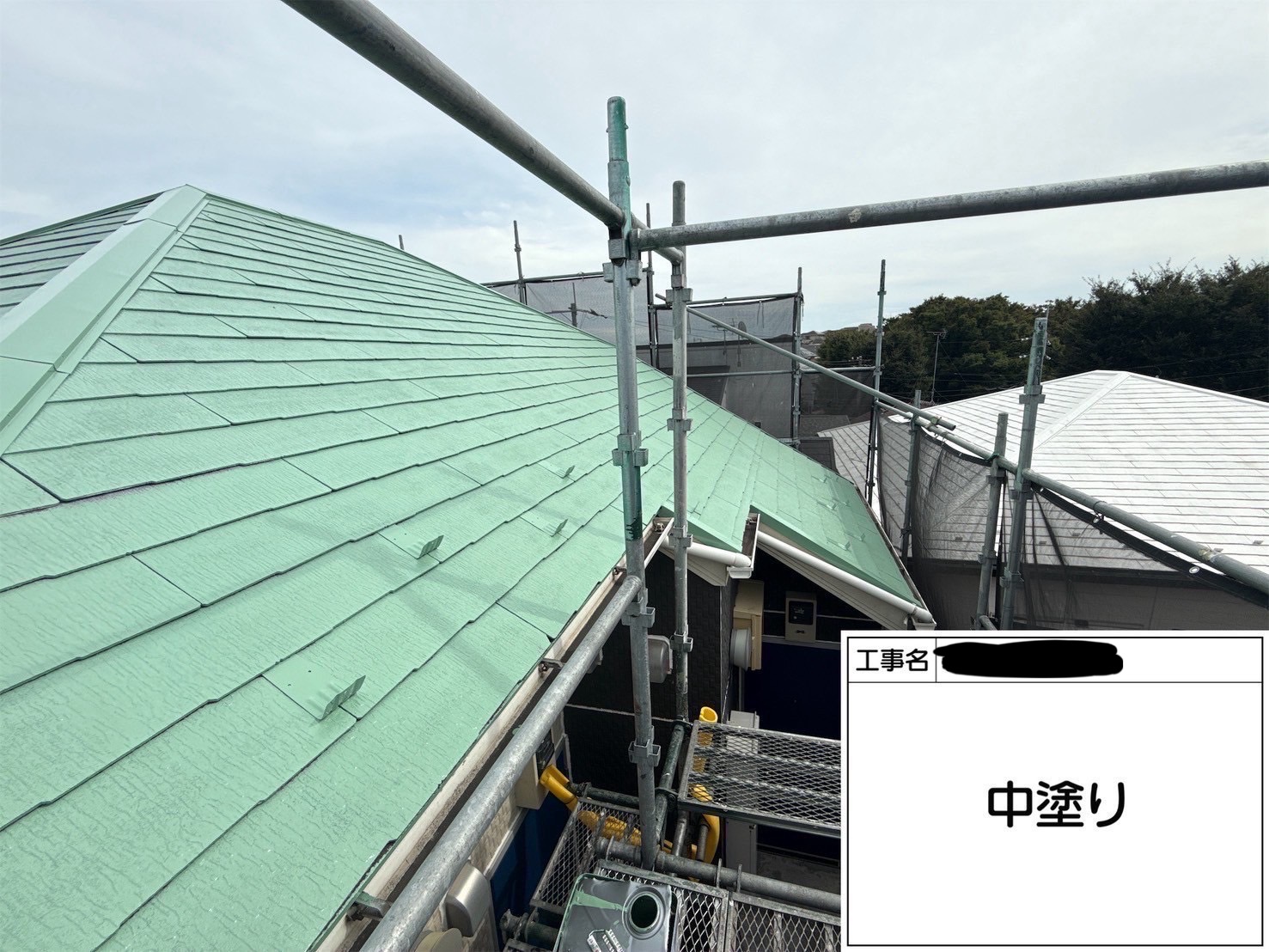 【横浜市西区｜集合住宅の屋根塗装】SPパワーサーモFライトグリーンで遮熱＆美観アップ！中塗り・上塗りの2工程