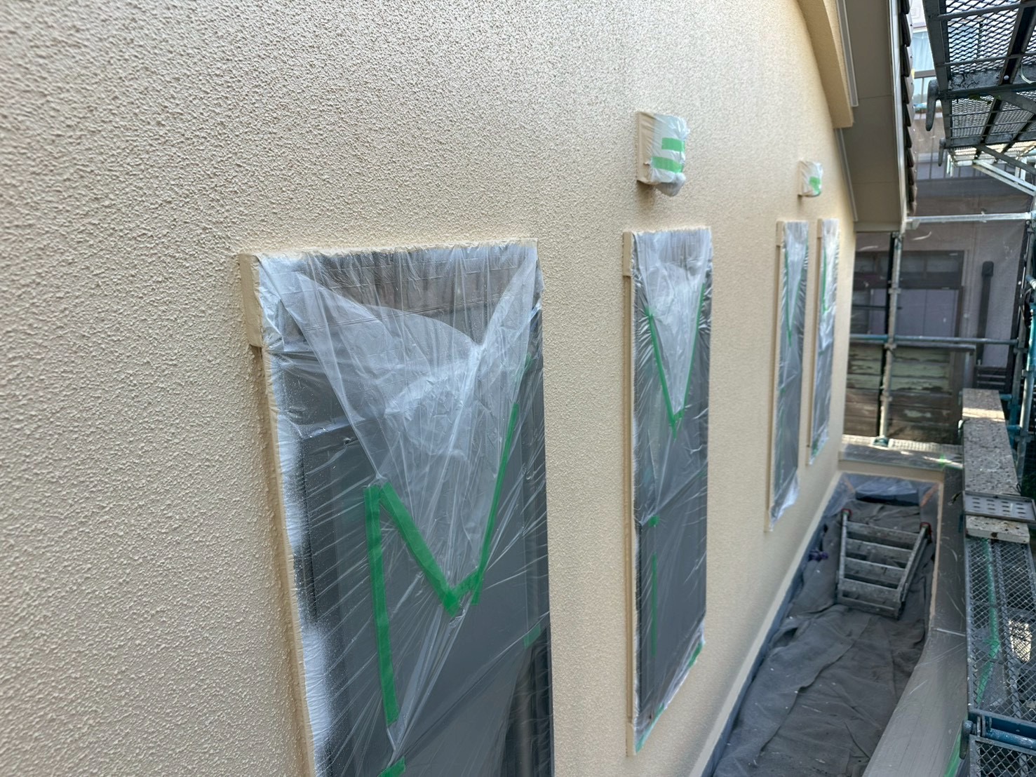 『【横浜市泉区】外壁塗装の最終仕上げ✨エスケープレミアム無機19-80F三分艶で叶える上品な艶と耐久性』