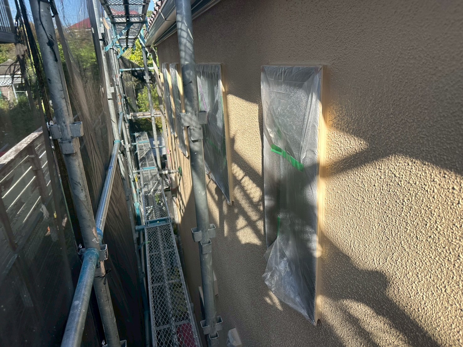 『【横浜市泉区】外壁塗装の最終仕上げ✨エスケープレミアム無機19-80F三分艶で叶える上品な艶と耐久性』