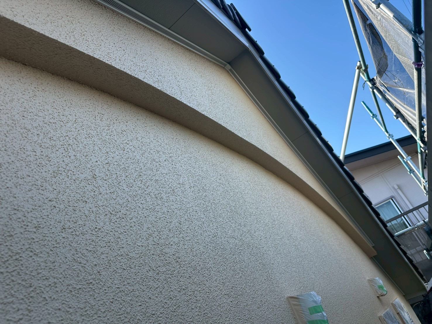 『【横浜市泉区】外壁塗装の最終仕上げ✨エスケープレミアム無機19-80F三分艶で叶える上品な艶と耐久性』