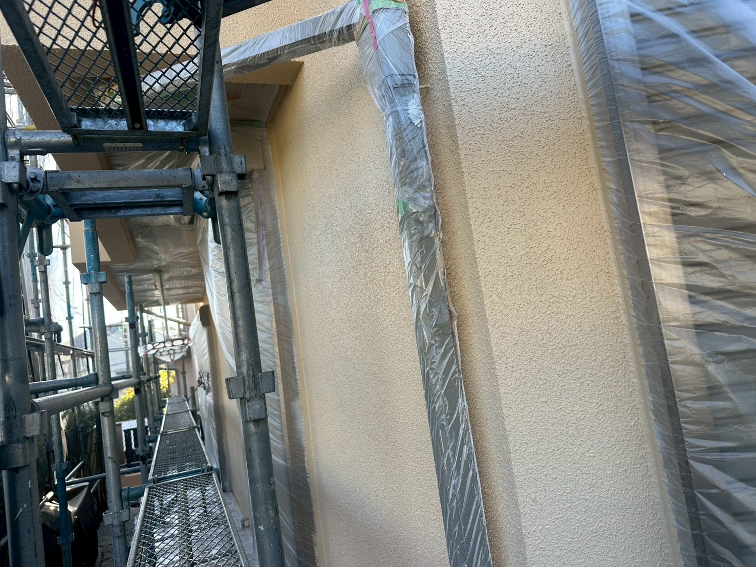 『【横浜市泉区】外壁塗装の最終仕上げ✨エスケープレミアム無機19-80F三分艶で叶える上品な艶と耐久性』